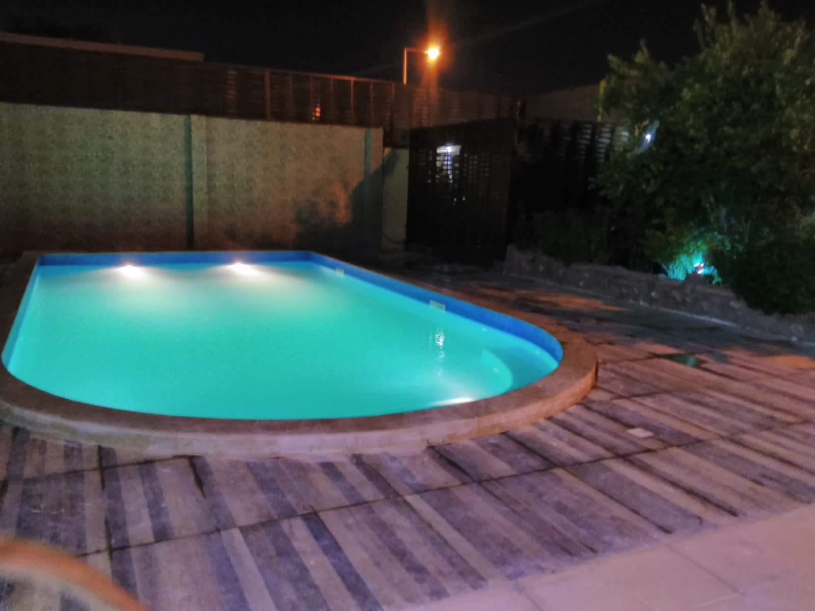 Pool water feature by QFountains, view 2