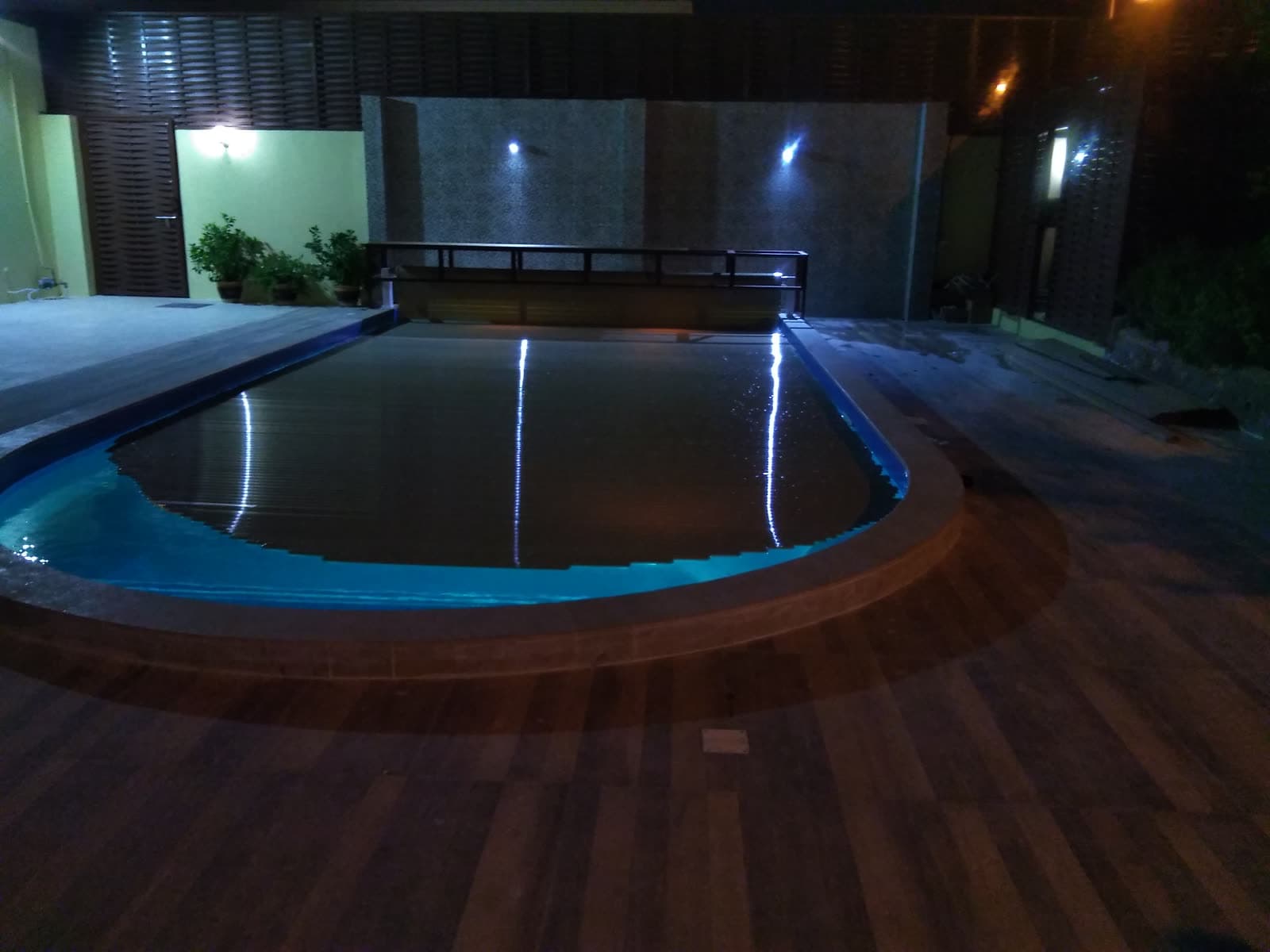 Pool water feature by QFountains, view 3