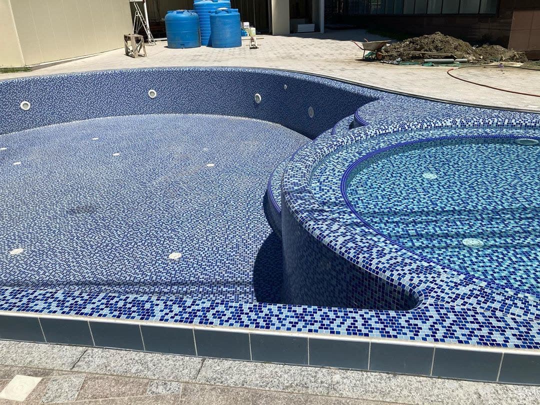 Pool water feature by QFountains, view 2
