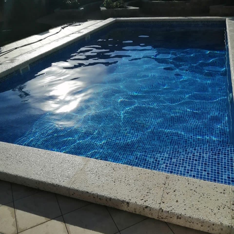 Pool water feature by QFountains, view 2