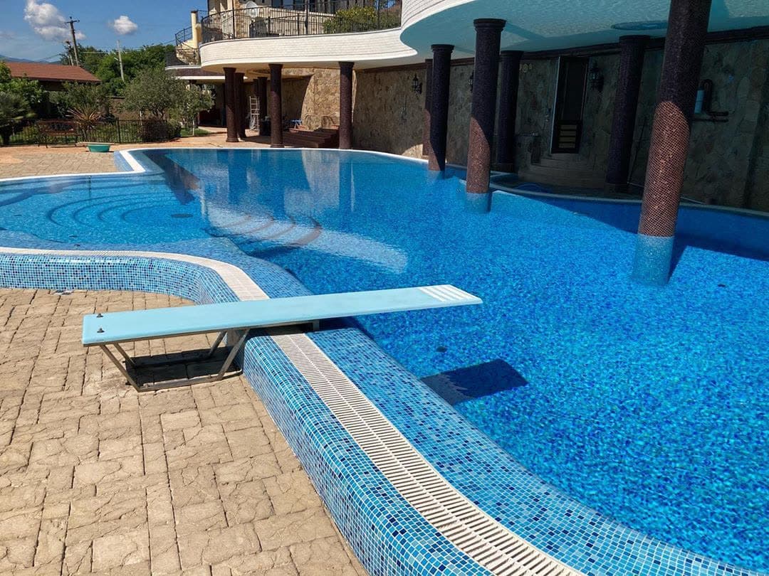 Pool water feature by QFountains, view 2