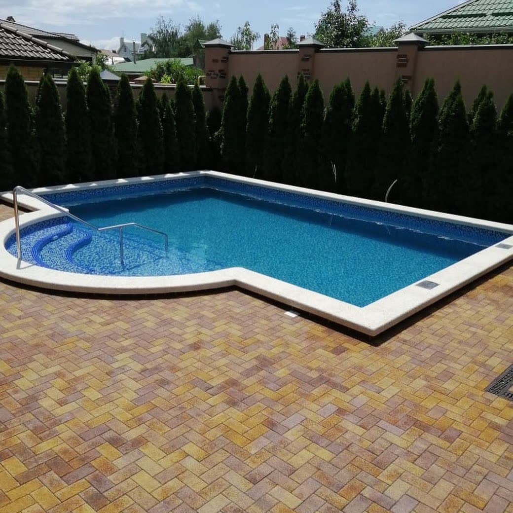 Pool water feature by QFountains, view 3