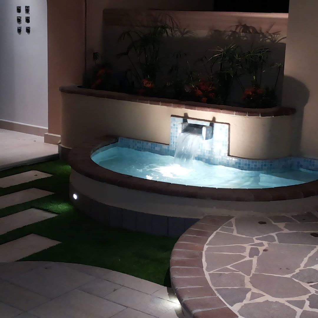 Pool water feature by QFountains, view 2