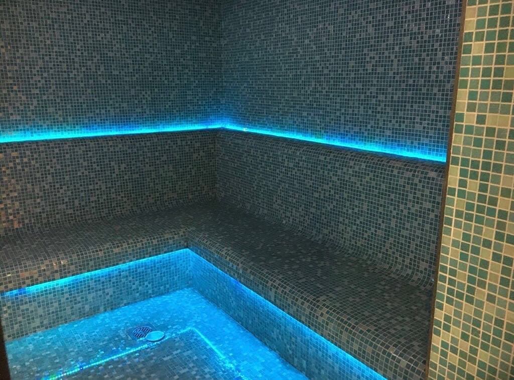 Pool water feature by QFountains, view 2