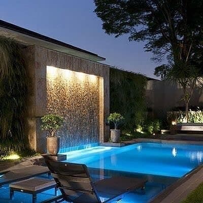 Pool water feature by QFountains, view 2
