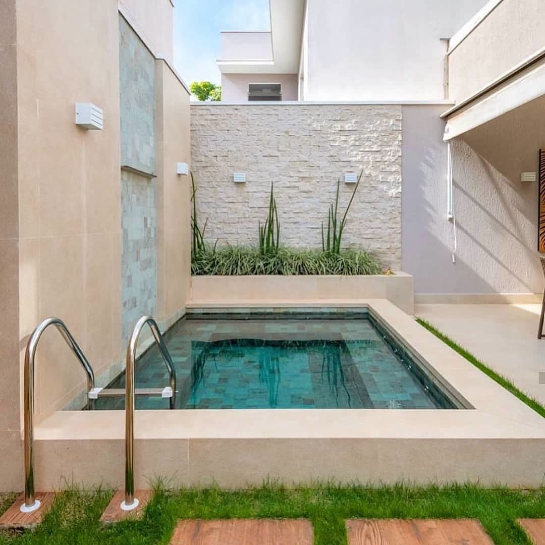Pool water feature by QFountains
